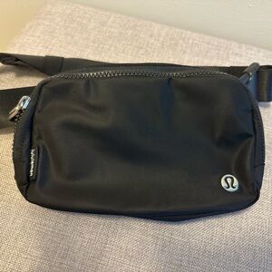 Lululemon Belt Bag - black